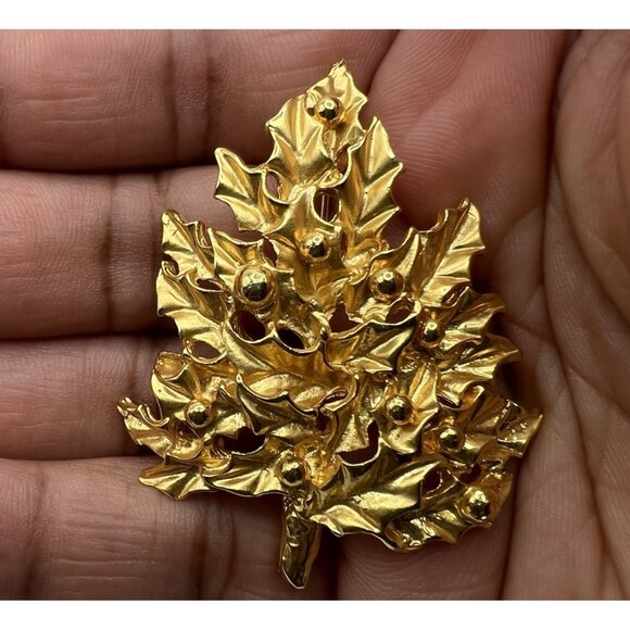 Gerard Yosca Holly Brooch Gold Tone Textured Leaf Pin Unmarked Vintage - Picture 3 of 7